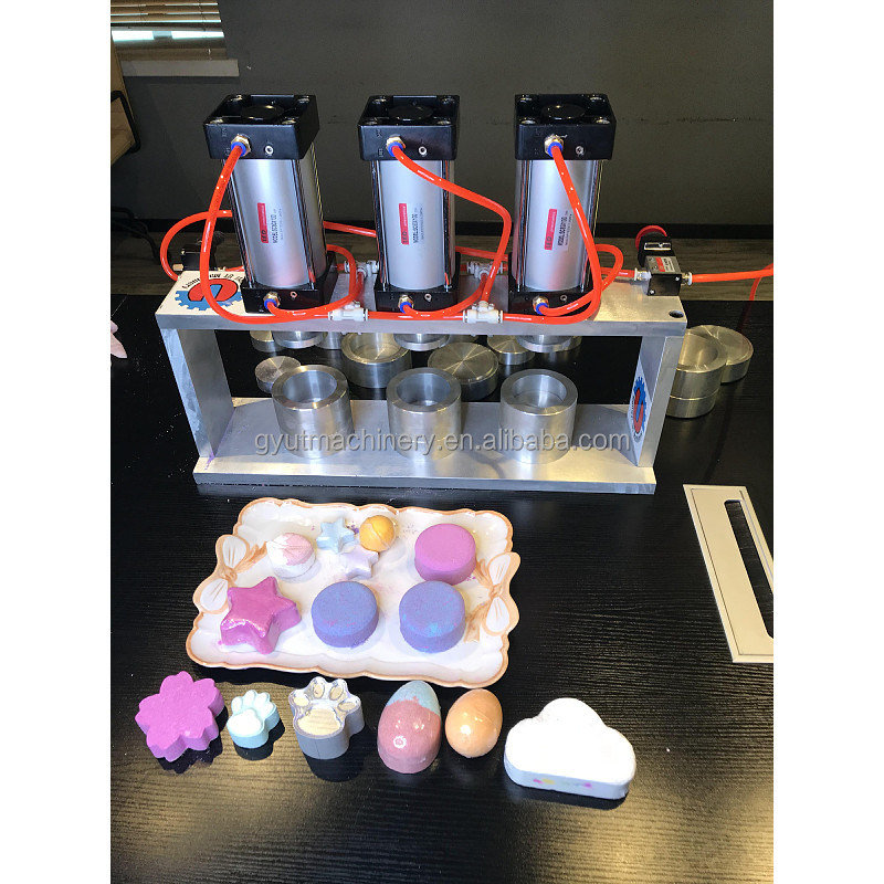 Fácil de operar 2 Molde Pequenas bombas de banho Máquina de prensagem para fazer pó cosmético