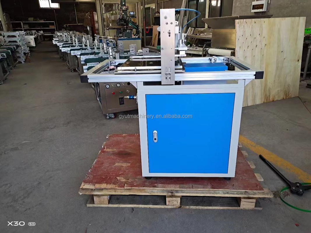 Máquina de sementeira de jardim verde de várias fileiras para sementes de vegetais na plantação de plantações de batata